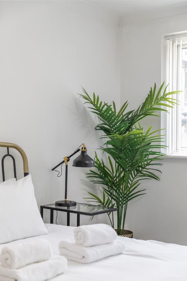 Beachside Retreat 2-Bedroom Gem With Free Private Parking & Outdoor Space Hove Exterior foto